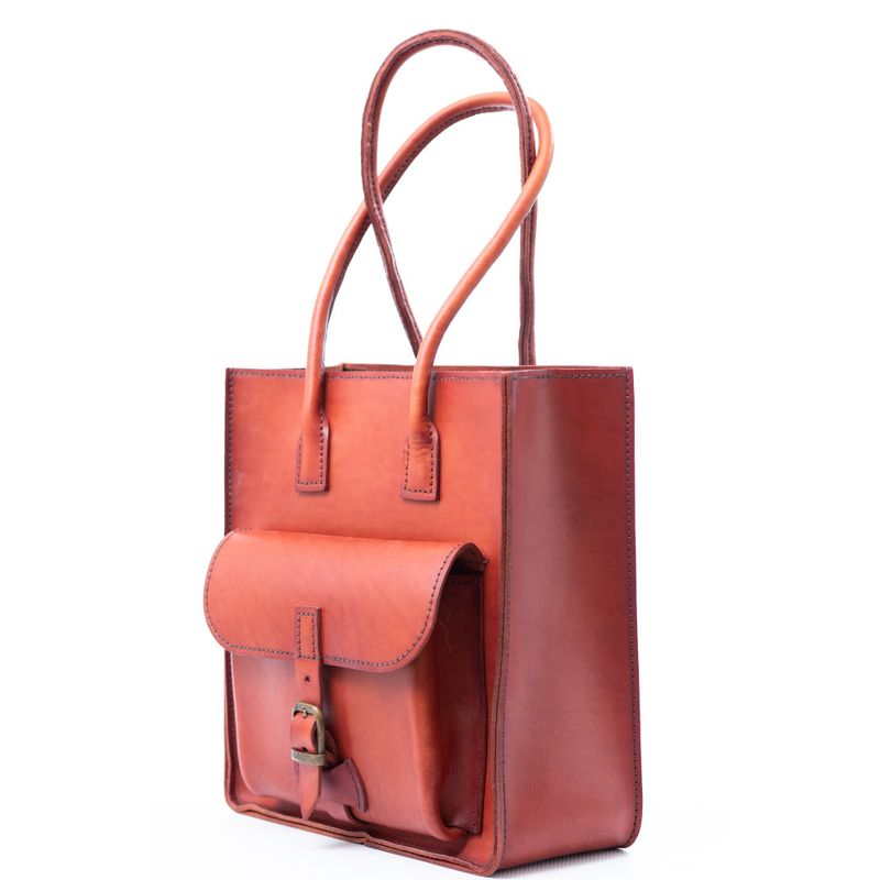 Håndsydd veske i okselær